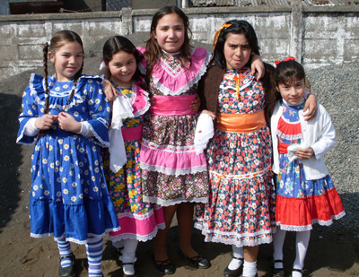 Niñas y niños vistieron el traje típico para el evento dieciochero.